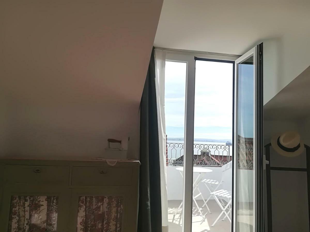 Little River View Triplex In Alfama Lisbon Exterior photo